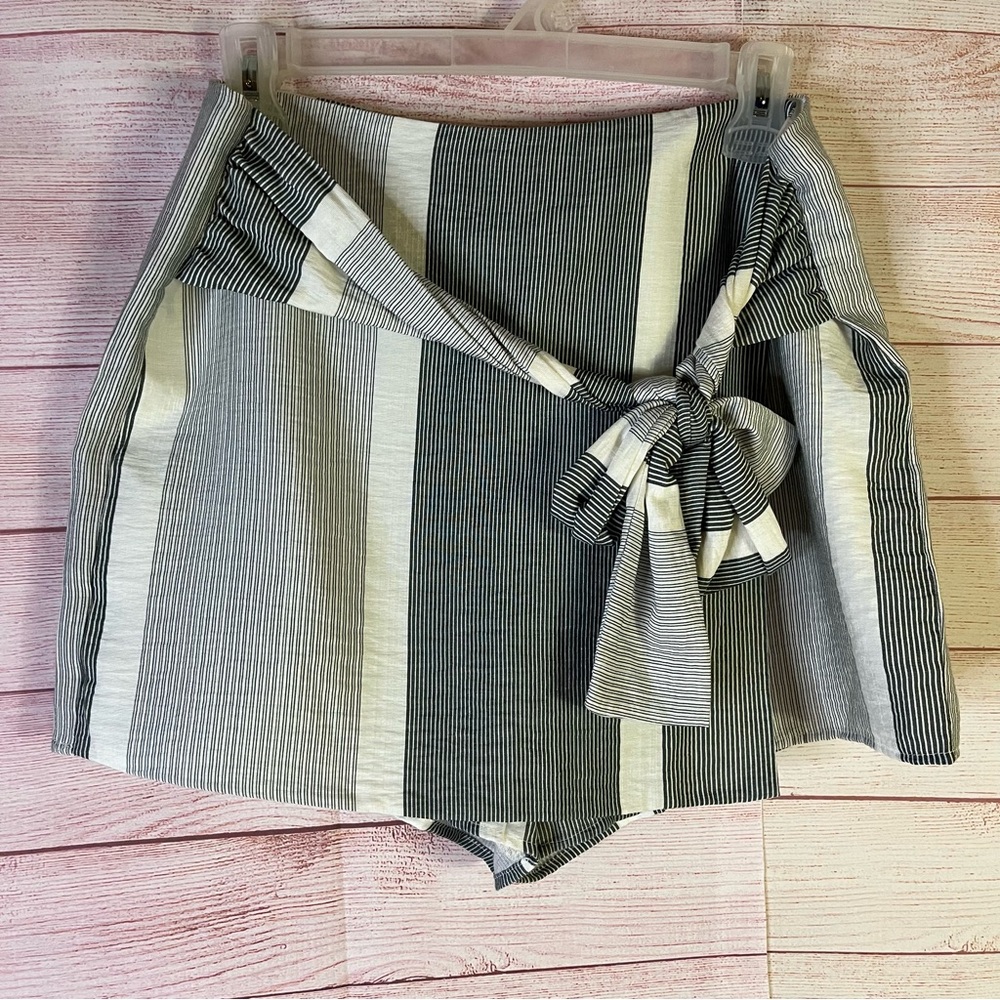 Lulus Gray White Striped Skorts Size Large